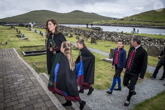 Le prince Frederik et la princesse Mary de Danemark avec leurs enfants Christian, Isabella, Vincent et Josephine en visite aux îles Féroé en août 2018.