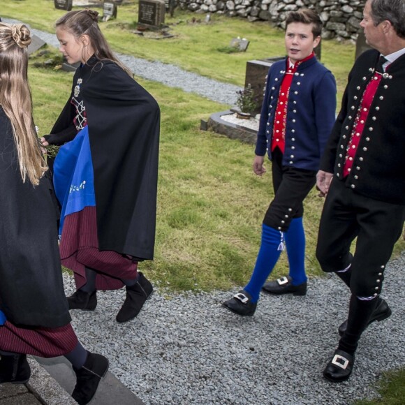 Le prince Frederik et la princesse Mary de Danemark avec leurs enfants Christian, Isabella, Vincent et Josephine en visite aux îles Féroé en août 2018.