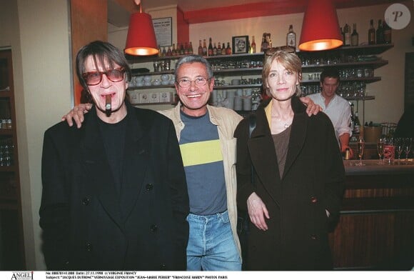Jacques Dutronc, et Françoise Hardy au vernissage de l'exposition de Jean-Marie Périer le 27 novembre 1998.