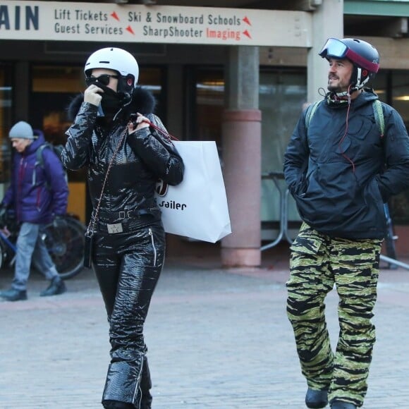 Exclusif - Orlando Bloom et sa compagne Katy Perry font du ski à Aspen, le 2 janvier 2019.