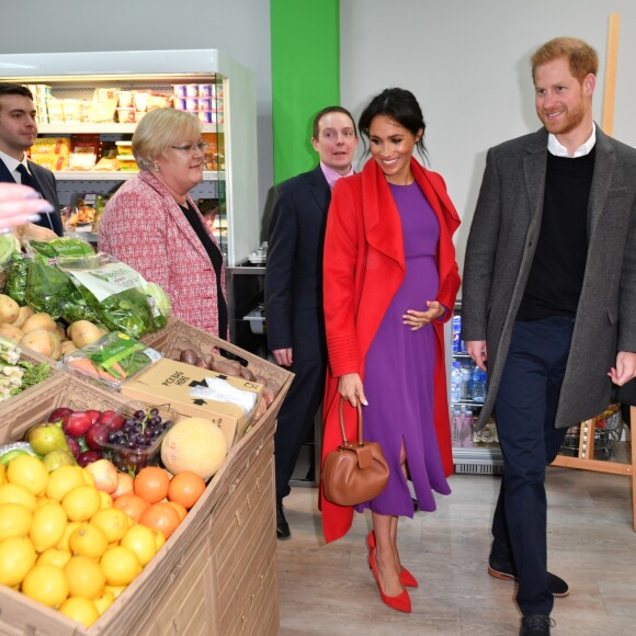 Le prince Harry et Meghan Markle (enceinte) visitent un supermarché citoyen, le "Feeding Birkenhead" à Birkenheadle 14 janvier 2019.