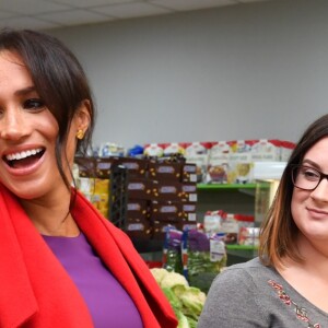 Le prince Harry et Meghan Markle (enceinte) visitent un supermarché citoyen, le "Feeding Birkenhead" à Birkenheadle 14 janvier 2019.