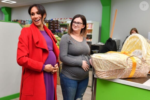 Le prince Harry et Meghan Markle (enceinte) visitent un supermarché citoyen, le "Feeding Birkenhead" à Birkenheadle 14 janvier 2019.