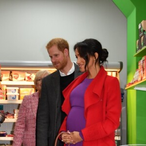 Le prince Harry et Meghan Markle (enceinte) visitent un supermarché citoyen, le "Feeding Birkenhead" à Birkenheadle 14 janvier 2019.