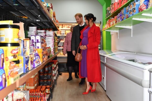 Le prince Harry et Meghan Markle (enceinte) visitent un supermarché citoyen, le "Feeding Birkenhead" à Birkenheadle 14 janvier 2019.
