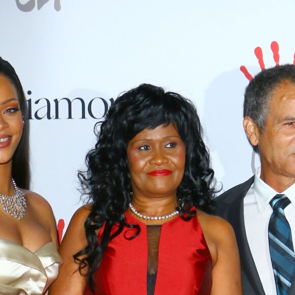 Rihanna avec sa mère Monica Braithwaite et son père Ronald Fenty - Soirée de la 2ème édition du "Diamond Ball " à Santa Monica le 10 décembre 2015.