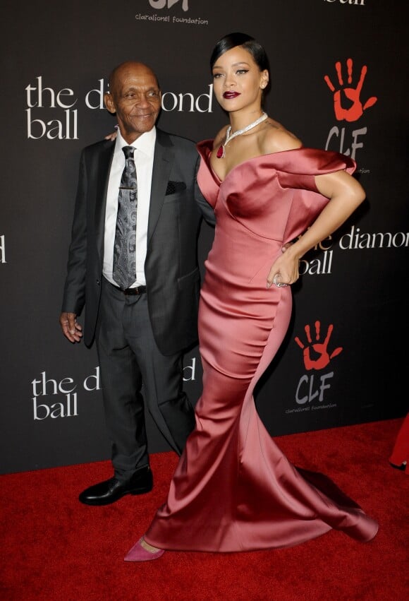 Rihanna avec son père Ronald Fenty - Soirée du premier "Bal de Diamant" à Beverly Hills le 11 décembre 2014.