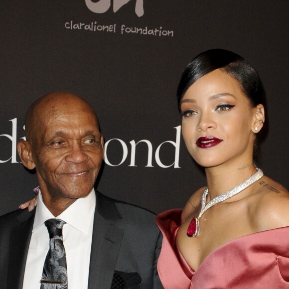 Rihanna avec son père Ronald Fenty - Soirée du premier "Bal de Diamant" à Beverly Hills le 11 décembre 2014.