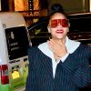 Rihanna porte une veste rayée et des lunettes de soleil XXL en balade dans les rues de New York, le 13 janvier 2019