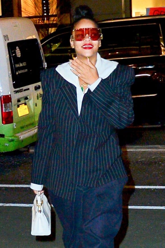 Rihanna porte une veste rayée et des lunettes de soleil XXL en balade dans les rues de New York, le 13 janvier 2019