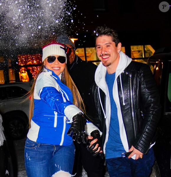 Mariah Carey jette des boules de neige avec son petit ami Bryan Tanaka sur les photographes à Aspen Le 22 décembre 2018