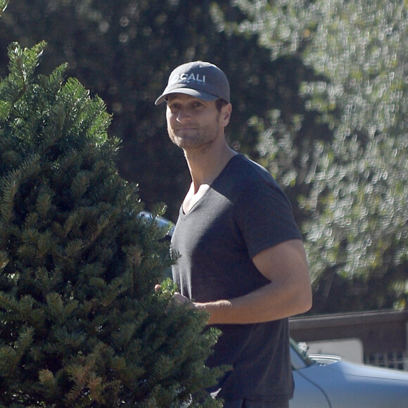 Exclusif - John Miller, le compagnon de J. Garner fait du shopping à Los Angeles le 20 décembre 2018.