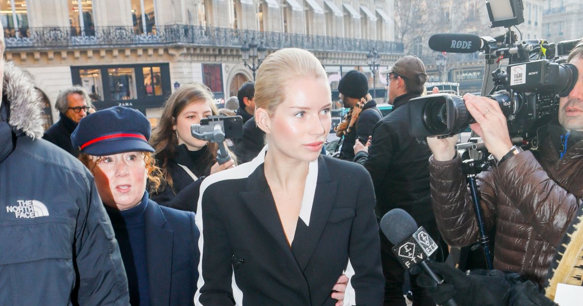 Lottie Moss arrive au défilé Schiaparelli lors de la Fashion Week Haute