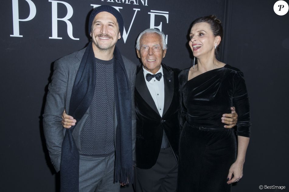 Guillaume Canet, Giorgio Armani et Juliette Binoche en backstage du défilé  de mode Haute-Couture printemps-été 2019 Giorgio Armani Prive Haute Couture  à Paris l - Purepeople