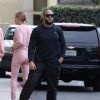 Hailey Baldwin (Hailey Bieber) et son mari Justin Bieber (habillés en rose) arrivent au centre médical "West Valley" avec leur garde du corps à Encino, Los Angeles, le 15 janvier 2019.