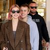 Hailey Baldwin, qui vient de se faire teindre les cheveux en rose, et son mari Justin Bieber font du shopping en amoureux à Los Angeles, avant de s'embrasser et de rejoindre leurs voitures respectives, le 11 janvier 2019.