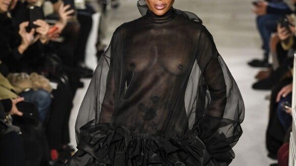 Fashion Week : Naomi Campbell, canon en transparence devant Courtney Love