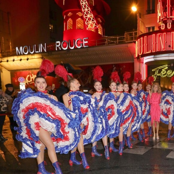 Semi-exclusif - Céline Dion pose avec la revue du Moulin Rouge devant le célèbre cabaret à Paris le 24 janvier 2019.