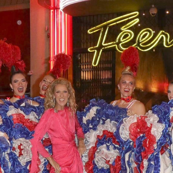 Semi-exclusif - Céline Dion pose avec la revue du Moulin Rouge devant le célèbre cabaret à Paris le 24 janvier 2019.