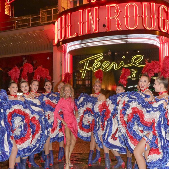 Semi-exclusif - Céline Dion pose avec la revue du Moulin Rouge devant le célèbre cabaret à Paris le 24 janvier 2019.