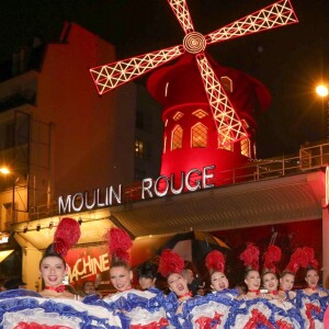 Semi-exclusif - Céline Dion pose avec la revue du Moulin Rouge devant le célèbre cabaret à Paris le 24 janvier 2019.