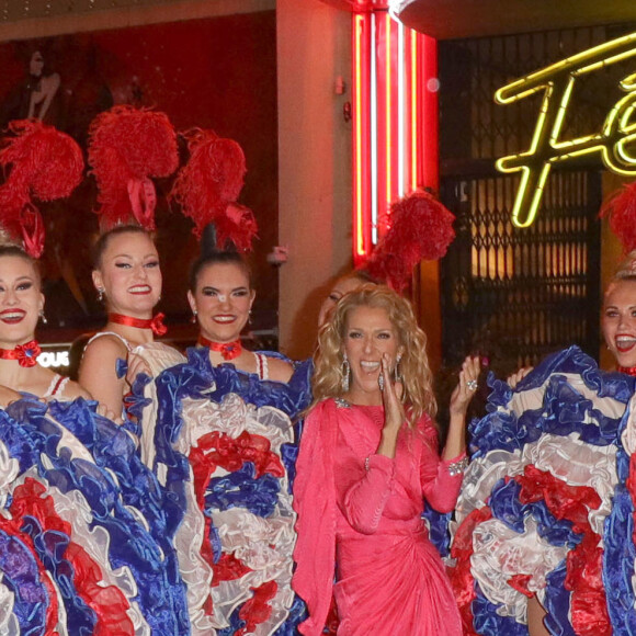Semi-exclusif - Céline Dion pose avec la revue du Moulin Rouge devant le célèbre cabaret à Paris le 24 janvier 2019.
