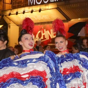 Semi-exclusif - Céline Dion pose avec la revue du Moulin Rouge devant le célèbre cabaret à Paris le 24 janvier 2019.
