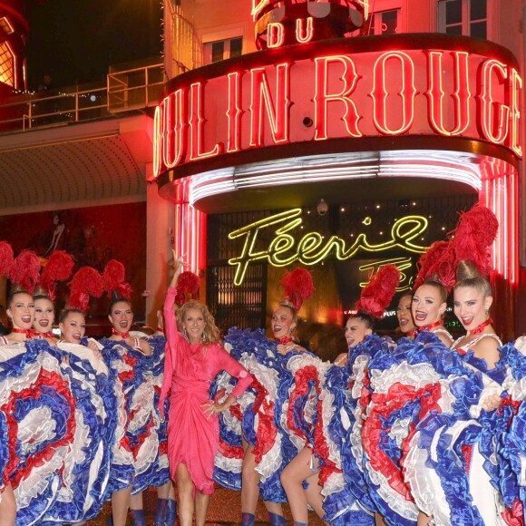 Semi-exclusif - Céline Dion pose avec la revue du Moulin Rouge devant le célèbre cabaret à Paris le 24 janvier 2019.