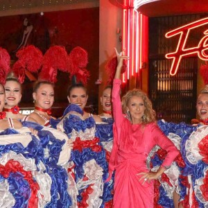 Semi-exclusif - Céline Dion pose avec la revue du Moulin Rouge devant le célèbre cabaret à Paris le 24 janvier 2019.