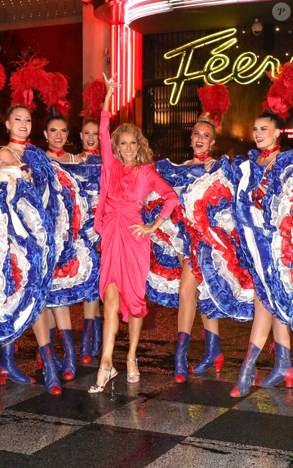 Semi-exclusif - Céline Dion pose avec la revue du Moulin Rouge devant le célèbre cabaret à Paris le 24 janvier 2019.