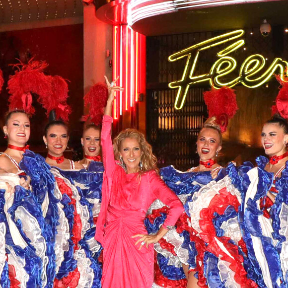 Semi-exclusif - Céline Dion pose avec la revue du Moulin Rouge devant le célèbre cabaret à Paris le 24 janvier 2019.