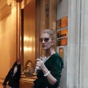 Celine Dion sort de l'hôtel de Crillon pour se rendre à un rendez-vous dans Paris le 25 janvier 2019.