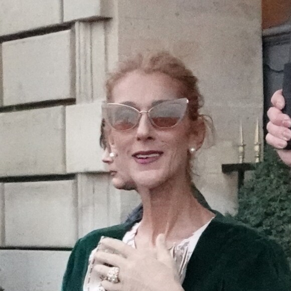 Celine Dion sort de l'hôtel de Crillon pour se rendre à un rendez-vous dans Paris le 25 janvier 2019.