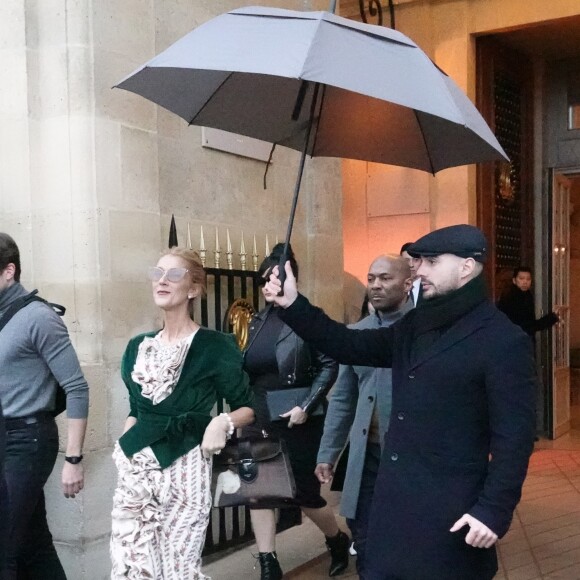 Celine Dion sort de l'hôtel de Crillon pour se rendre à un rendez-vous dans Paris le 25 janvier 2019.