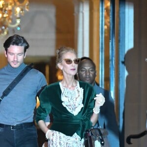 Celine Dion, avec Pepe Munoz, sort de l'hôtel de Crillon pour se rendre à un rendez-vous dans Paris le 25 janvier 2019.