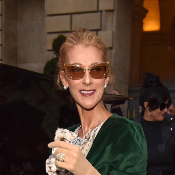 Celine Dion sort de l'hôtel de Crillon pour se rendre à un rendez-vous dans Paris le 25 janvier 2019.