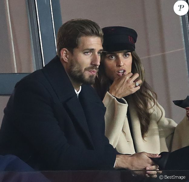 Kevin Trapp et sa fiancée Izabel Goulart dans les tribunes du Parc des Princes lors du match de football de ligue 1 opposant le Paris Saint-Germain (PSG) au Stade rennais FC à Paris, le 27 janvier 2019. Le PSG a gagné 4-1.