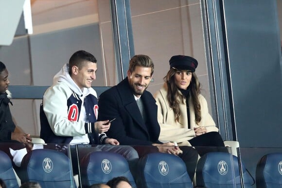 Marco Verratti, Kevin Trapp et sa fiancée Izabel Goulart dans les tribunes du Parc des Princes lors du match de football de ligue 1 opposant le Paris Saint-Germain (PSG) au Stade rennais FC à Paris, le 27 janvier 2019. Le PSG a gagné 4-1.