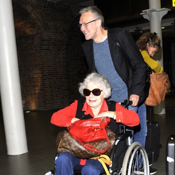 Exclusif - Laurent Ruquier et Claude Sarraute - La bande à Ruquier à la gare de St-Pancras repart de Londres après avoir fêté les 90 ans de Claude Sarraute à Londres le 24 juin 2017.