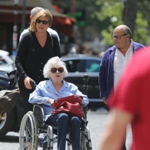 Exclusif - Claude Sarraute, Jean Benguigui et sa femme - La bande à Ruquier se retrouve à la gare du Nord pour prendre l'Eurostar et fêter les 90 ans de C. Sarraute à Londres le 23 juin 2017