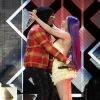 Le rappeur Offset et sa supposée compagne Cardi B chantent sur scène ensemble lors de la soirée 102.7 KIIS FMs Jingle à Inglewood, le 30 novembre 2018
