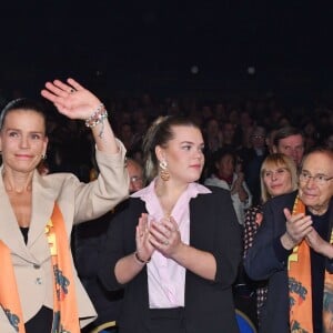 La princesse Stéphanie de Monaco, entourée de ses filles Pauline Ducruet et Camille Gottlieb et Robert Hossein avec sa femme Candice Patou durant la 3ème soirée du 43ème Festival International du Cirque de Monte Carlo sous le chapiteau de Fontvieille à Monaco le 19 janvier 2019. Le Festival se déroule jusqu'au 27 janvier. © Bruno Bebert / pool / Bestimage