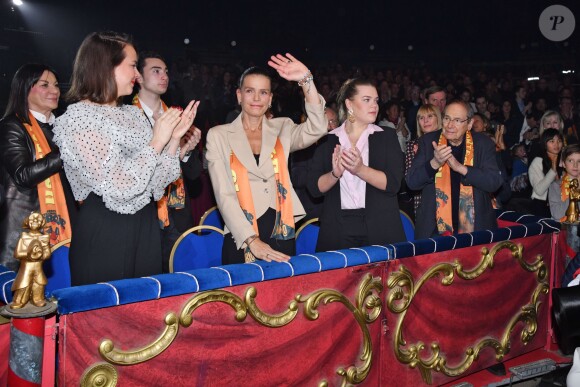 La princesse Stéphanie de Monaco, entourée de ses filles Pauline Ducruet et Camille Gottlieb et Robert Hossein avec sa femme Candice Patou durant la 3ème soirée du 43ème Festival International du Cirque de Monte Carlo sous le chapiteau de Fontvieille à Monaco le 19 janvier 2019. Le Festival se déroule jusqu'au 27 janvier. © Bruno Bebert / pool / Bestimage