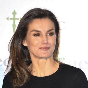 La reine Letizia d'Espagne (jupe Uterqüe, haut Hugo Boss, bottes Magrit) lors du 8e Forum contre le cancer pour une approche globale à Madrid le 4 février 2019.