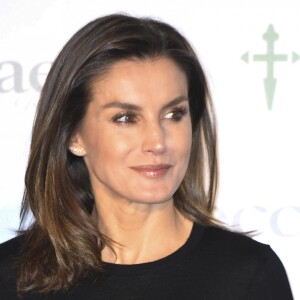 La reine Letizia d'Espagne (jupe Uterqüe, haut Hugo Boss, bottes Magrit) lors du 8e Forum contre le cancer pour une approche globale à Madrid le 4 février 2019.