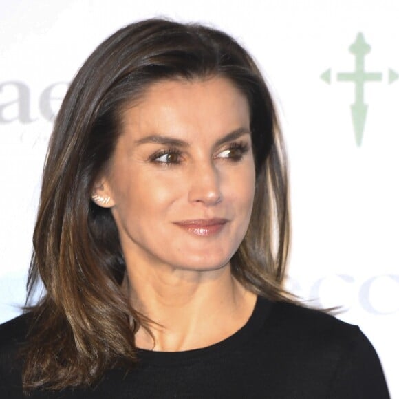 La reine Letizia d'Espagne (jupe Uterqüe, haut Hugo Boss, bottes Magrit) lors du 8e Forum contre le cancer pour une approche globale à Madrid le 4 février 2019.