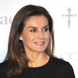 La reine Letizia d'Espagne (jupe Uterqüe, haut Hugo Boss, bottes Magrit) lors du 8e Forum contre le cancer pour une approche globale à Madrid le 4 février 2019.
