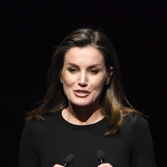 La reine Letizia d'Espagne (jupe Uterqüe, haut Hugo Boss, bottes Magrit) lors de son discours au 8e Forum contre le cancer pour une approche globale, auquel elle présidait à Madrid le 4 février 2019.