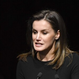 La reine Letizia d'Espagne (jupe Uterqüe, haut Hugo Boss, bottes Magrit) lors de son discours au 8e Forum contre le cancer pour une approche globale, auquel elle présidait à Madrid le 4 février 2019.