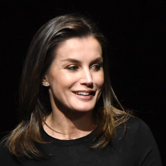La reine Letizia d'Espagne (jupe Uterqüe, haut Hugo Boss, bottes Magrit) lors de son discours au 8e Forum contre le cancer pour une approche globale, auquel elle présidait à Madrid le 4 février 2019.